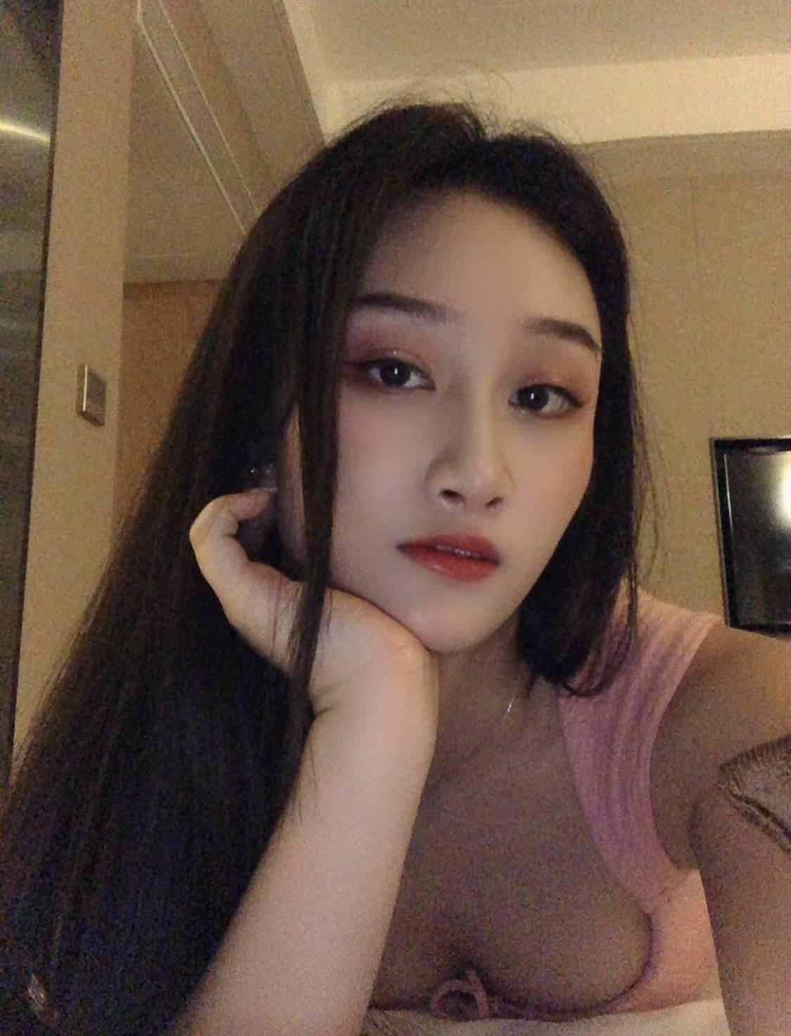 22岁粉嫩小可爱，身材爆美