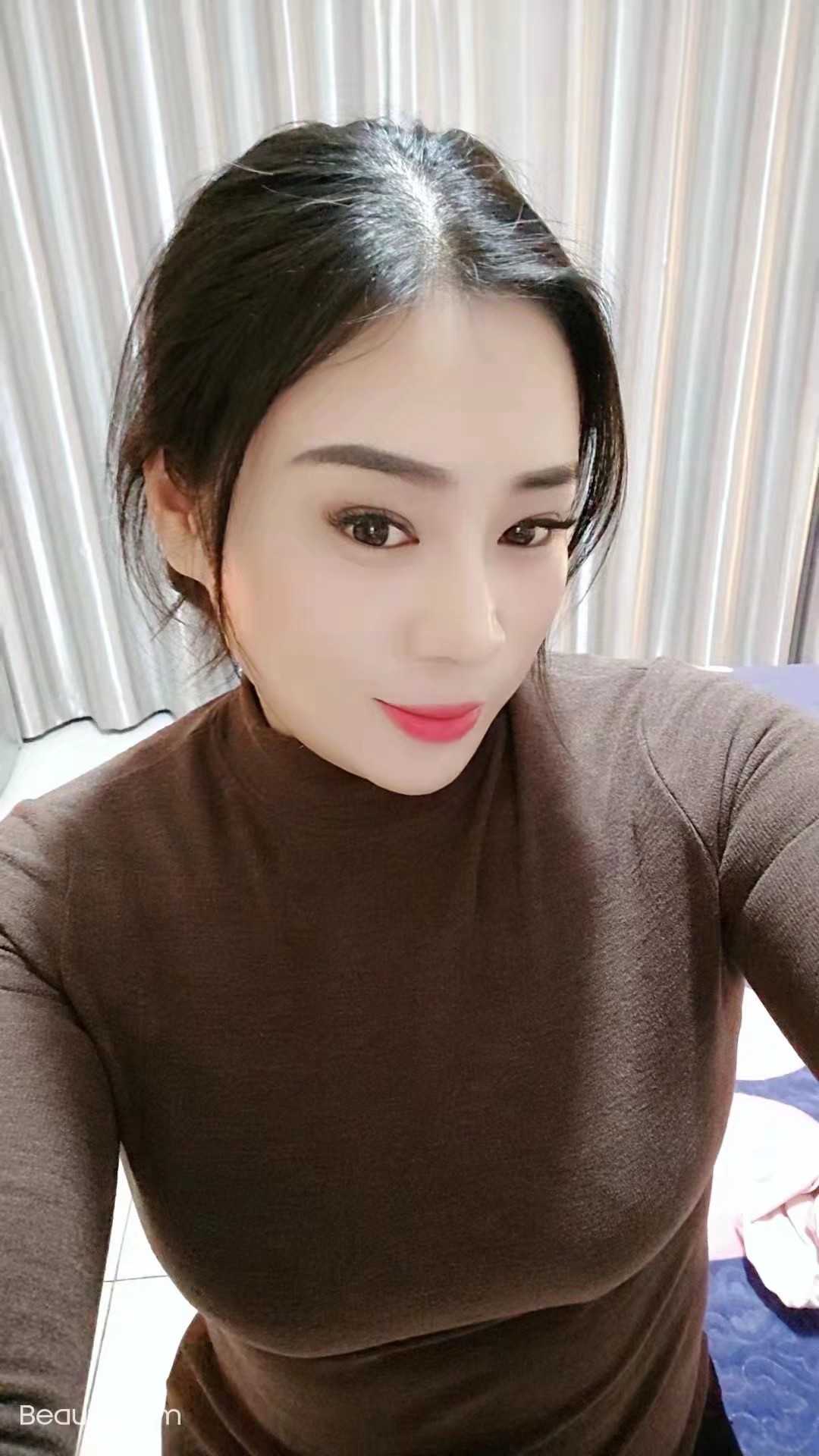 潘家园妖艳的红玫瑰